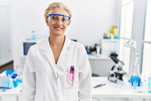 Orta Yaşlı Sarışın Kadın Bilim Adamı Laboratuvarında Çalışıyor Yüzünde Mutlu — Stok fotoğraf
