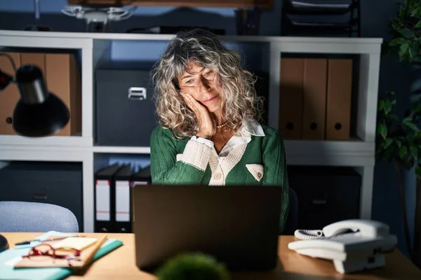 Mujer Mediana Edad Que Trabaja Por Noche Con Computadora Portátil — Foto de Stock