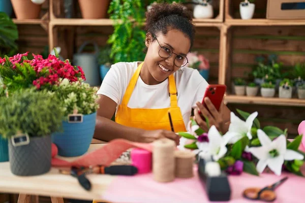 African American Woman Florist Using Smartphone Writing Notebook Flower Shop — Stock Photo, Image