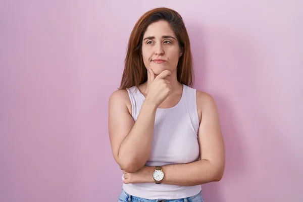 Brunette Woman Standing Pink Background Looking Confident Camera Smiling Crossed — Photo