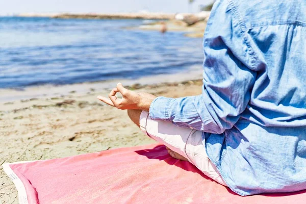 Giovane Uomo Ispanico Rilassato Facendo Yoga Seduto Sulla Sabbia Spiaggia — Foto Stock