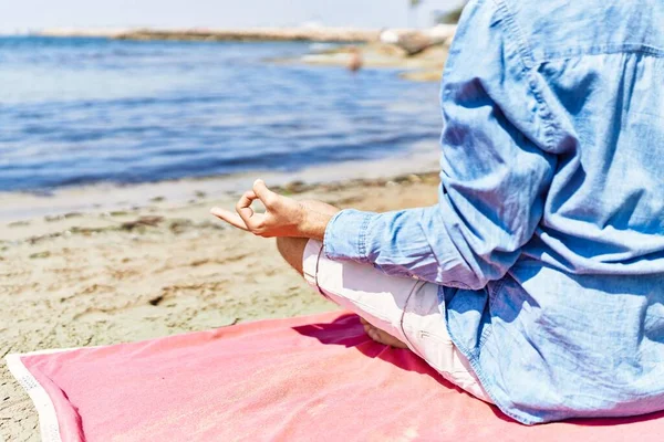 Joven Hispano Relajado Haciendo Yoga Sentado Arena Playa —  Fotos de Stock