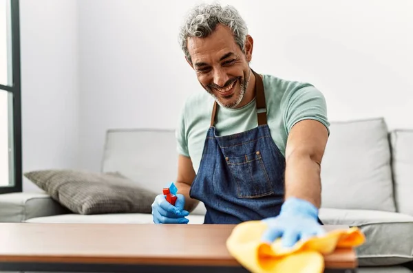 Średnioletni Siwy Mężczyzna Uśmiecha Się Pewnie Sprzątając Stół Domu — Zdjęcie stockowe