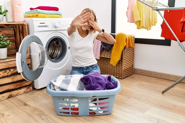 Mujer Joven Caucásica Haciendo Colada Con Ropa Cesta Cubriendo Los —  Fotos de Stock