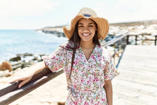 Junges Lateinisches Mädchen Lächelt Glücklich Mit Sommermütze Strand — Stockfoto