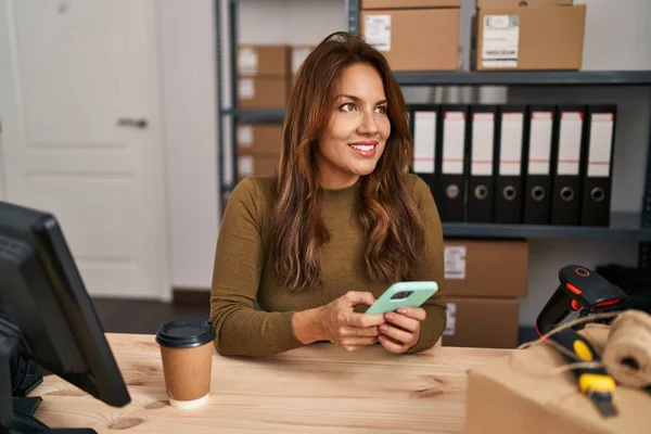 Trabajadora Negocios Latina Joven Usando Smartphone Oficina — Foto de Stock