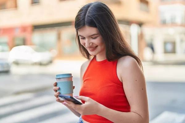Jovem Mulher Caucasiana Usando Smartphone Beber Café Rua — Fotografia de Stock