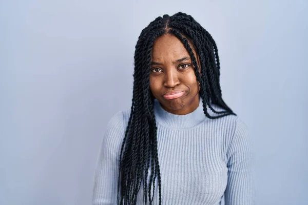 Afroamerikanerin Die Vor Blauem Hintergrund Steht Ist Deprimiert Und Besorgt — Stockfoto