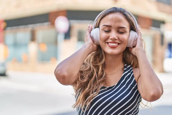 Young Beautiful Hispanic Woman Listening Music Standing Street — Stock Photo, Image