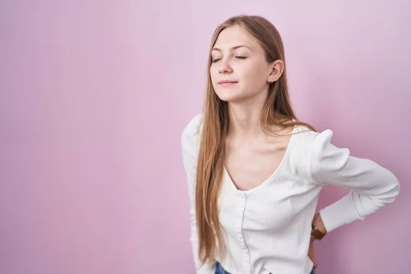 Jonge Blanke Vrouw Staande Roze Achtergrond Lijden Aan Rugpijn Aanraken — Stockfoto