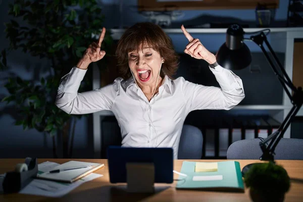 Mujer Mediana Edad Que Trabaja Oficina Por Noche Sonriendo Sorprendida —  Fotos de Stock