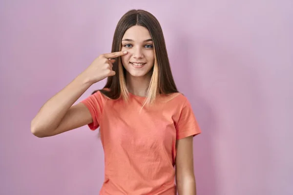 Tiener Meisje Staat Roze Achtergrond Wijzend Met Hand Vinger Naar — Stockfoto