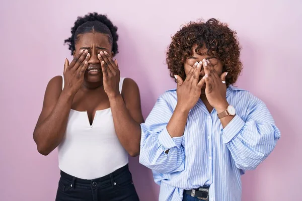 Pembe Arka Planda Duran Iki Afrikalı Kadın Yorgunluk Baş Ağrısı — Stok fotoğraf