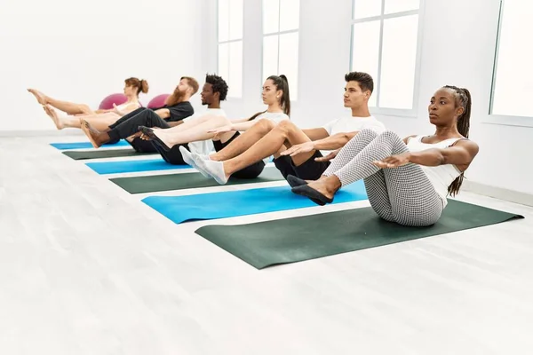 Bir Grup Genç Spor Merkezinde Yoga Eğitimine Konsantre Oluyor — Stok fotoğraf