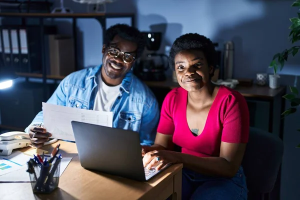 Trabajadoras Negocios Afroamericanas Usando Laptop Trabajando Oficina — Foto de Stock