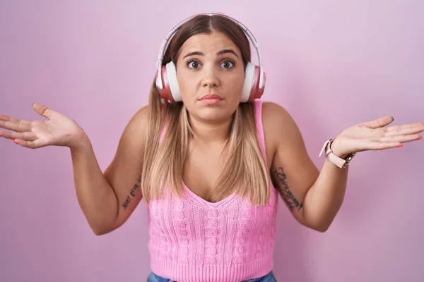 Mujer Rubia Joven Escuchando Música Usando Auriculares Sin Pistas Expresión — Foto de Stock