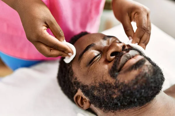 African American Man Reciving Facial Treatment Beauty Center — Stock Photo, Image