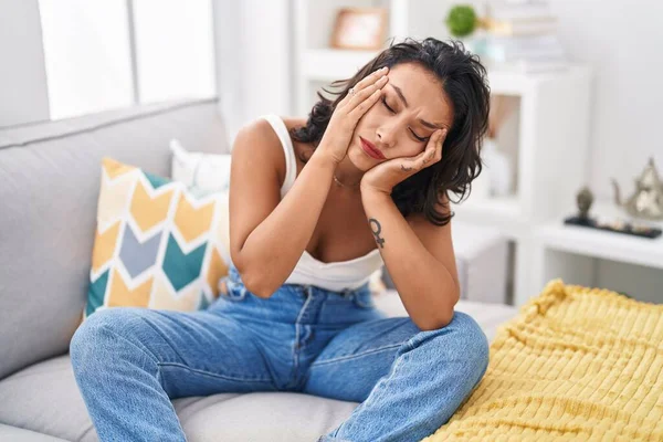 Jeune Belle Femme Hispanique Stressée Assise Sur Canapé Maison — Photo