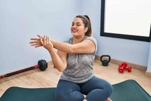 Ung Vacker Storlek Kvinna Ler Säker Stretching Arm Sportcenter — Stockfoto