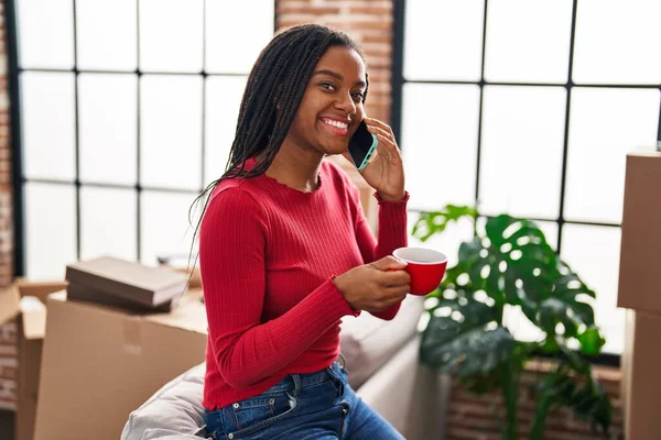 Afroamerikanerin Telefoniert Mit Smartphone Und Trinkt Kaffee Neuen Zuhause — Stockfoto