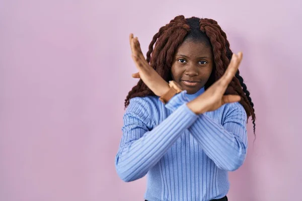 Африканская Женщина Стоящая Розовом Фоне Отвергает Выражение Лица Скрещивая Руки — стоковое фото