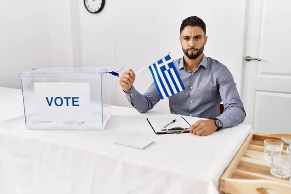Mladý Pohledný Muž Vousy Politické Kampani Volby Držení Řecké Vlajky — Stock fotografie