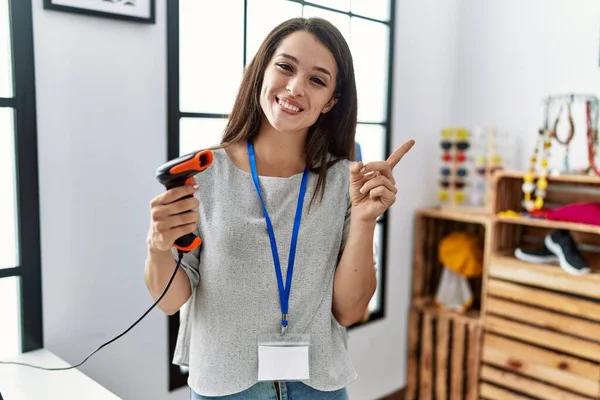 Jeune Femme Brune Travaillant Dans Magasin Détail Tenant Lecteur Code — Photo