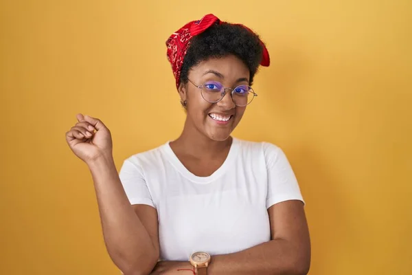Sarı Arka Planda Duran Genç Afro Amerikalı Kadın Yüzünde Büyük — Stok fotoğraf
