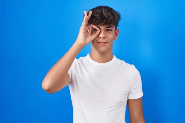 Ισπανόφωνος Έφηβος Στέκεται Πάνω Από Μπλε Φόντο Κάνει Εντάξει Χειρονομία — Φωτογραφία Αρχείου