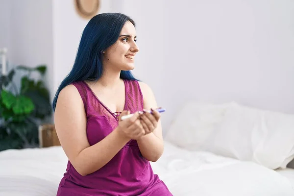 Young Caucasian Woman Smiling Confident Holding Pregnancy Test Bedroom — Stockfoto