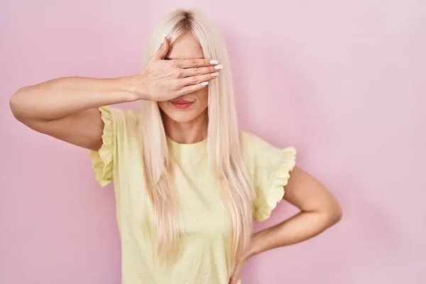 Caucasian Woman Standing Pink Background Covering Eyes Hand Looking Serious — Fotografia de Stock