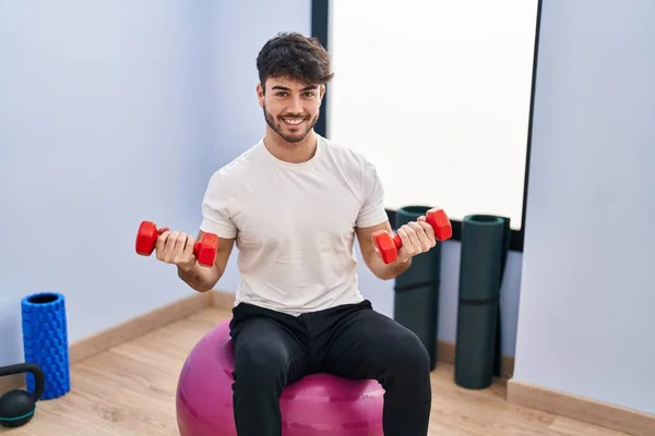 Young Hispanic Man Smiling Confident Using Dumbbells Training Sport Center — 图库照片