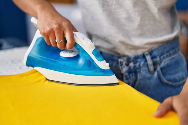 Jonge Vrouw Strijken Kleren Wasruimte — Stockfoto