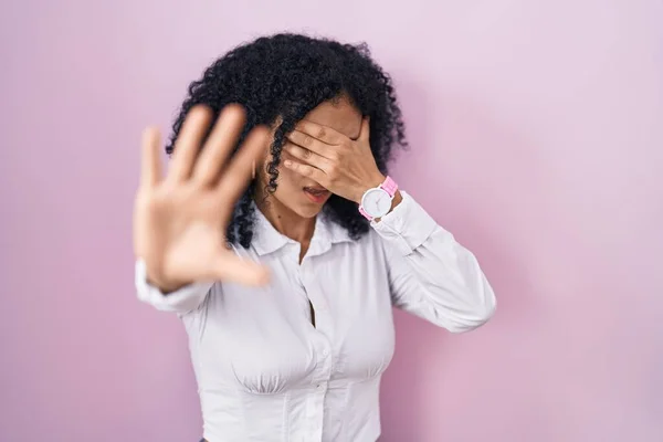 Hispanic Woman Curly Hair Standing Pink Background Covering Eyes Hands — Stockfoto
