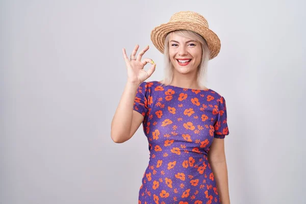 Młoda Kaukaska Kobieta Nosi Sukienkę Kwiaty Letni Kapelusz Uśmiechnięty Pozytywnie — Zdjęcie stockowe
