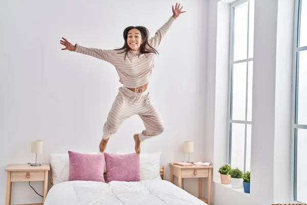 Ung Latinamerikansk Kvinna Ler Säker Hoppar Sängen Sovrummet — Stockfoto