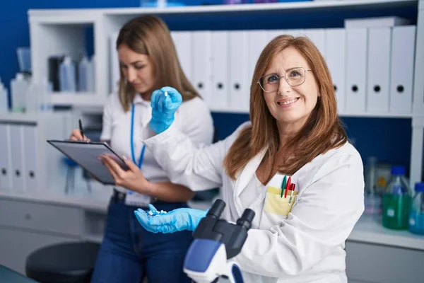 Mother Daughter Scientists Writing Document Holding Pill Laboratory — Φωτογραφία Αρχείου