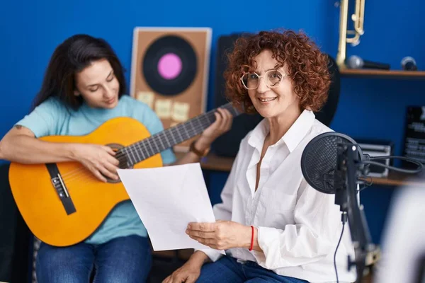 Två Kvinnliga Musiker Som Har Klassisk Gitarrlektion Musikstudio — Stockfoto