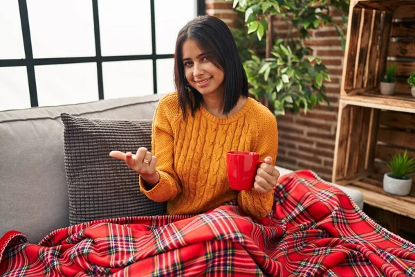 Ung Latinamerikansk Kvinna Sitter Soffan Dricka Kaffe Hemma Lockar Komma — Stockfoto