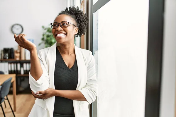 Africano Americano Mulher Empresária Sorrindo Confiante Escritório — Fotografia de Stock