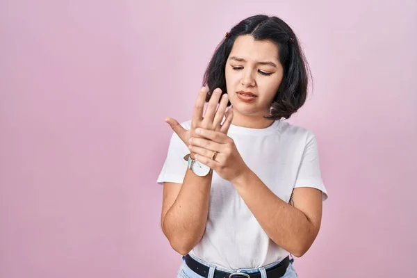 Mulher Hispânica Jovem Vestindo Camisa Branca Casual Sobre Fundo Rosa — Fotografia de Stock