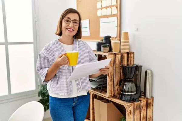 Middle Age Hispanic Woman Businesswoman Reading Documents Business Office — Stock Photo, Image