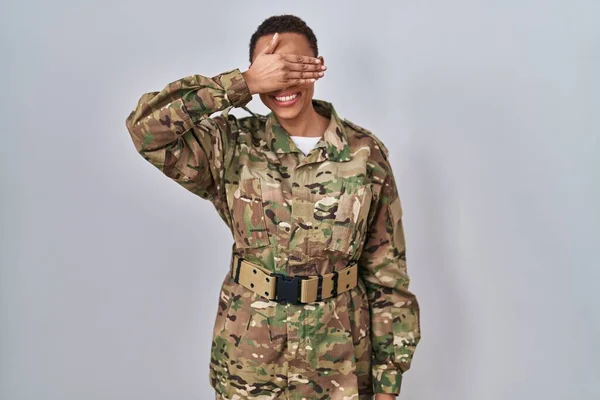 Linda Mulher Afro Americana Vestindo Uniforme Exército Camuflagem Sorrindo Rindo — Fotografia de Stock