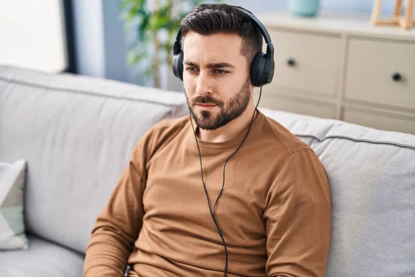 Joven Hispano Escuchando Música Sentado Sofá Casa — Foto de Stock