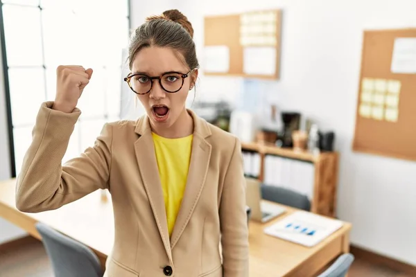 사무실에서 스타일의 소녀는 주먹을 소리를 지르면서 좌절감 터뜨린다 분노와 공격적 — 스톡 사진
