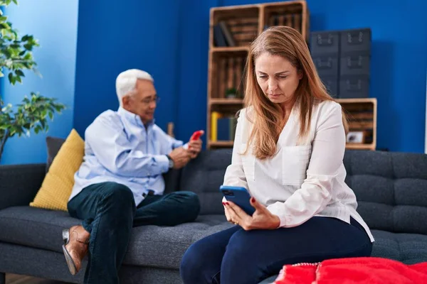 Couple Homme Femme Âge Moyen Utilisant Smartphone Assis Sur Canapé — Photo