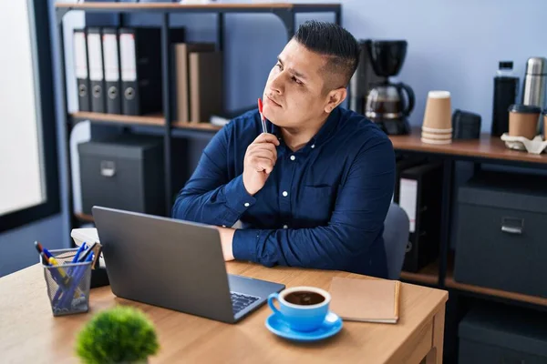 Junger Mann Mit Laptop Und Zweifeln Büro — Stockfoto