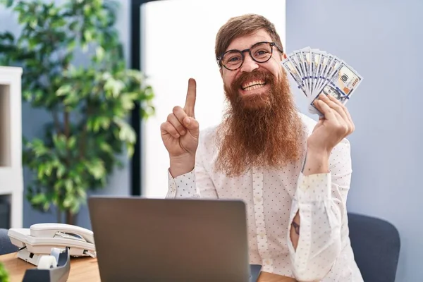 Homem Caucasiano Com Barba Longa Trabalhando Usando Laptop Computador Segurando — Fotografia de Stock