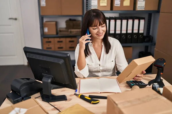 Joven Mujer Hispana Hermosa Comercio Electrónico Trabajador Negocios Hablando Paquete — Foto de Stock