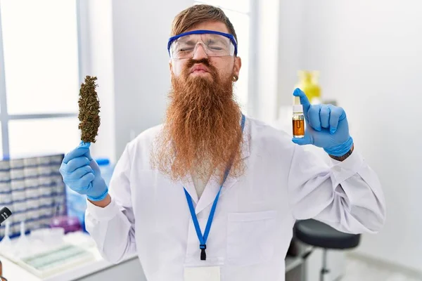 Redhead Man Med Långt Skägg Arbetar Forskare Laboratorium Håller Ogräs — Stockfoto